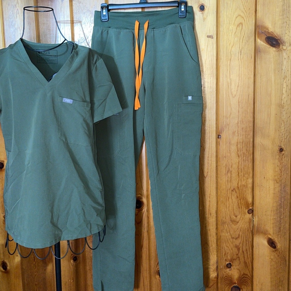 Moss green figs scrub set size XS/S nursing doctor scrub set straight leg pants